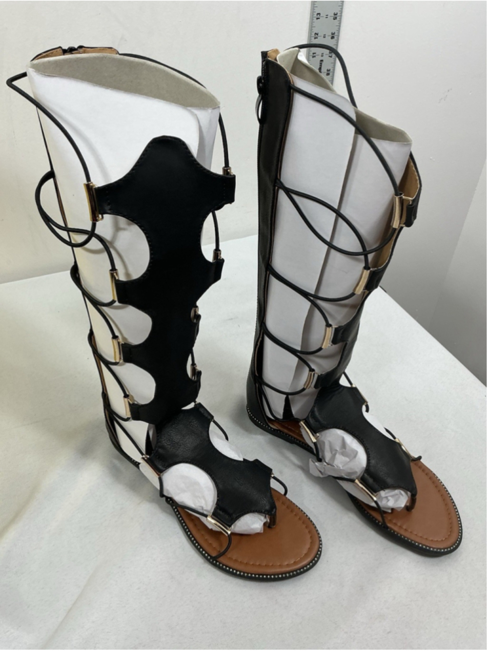 Womans New Forever Link Katia Strappy Caged Gladiator Thong Sandals 10 Black